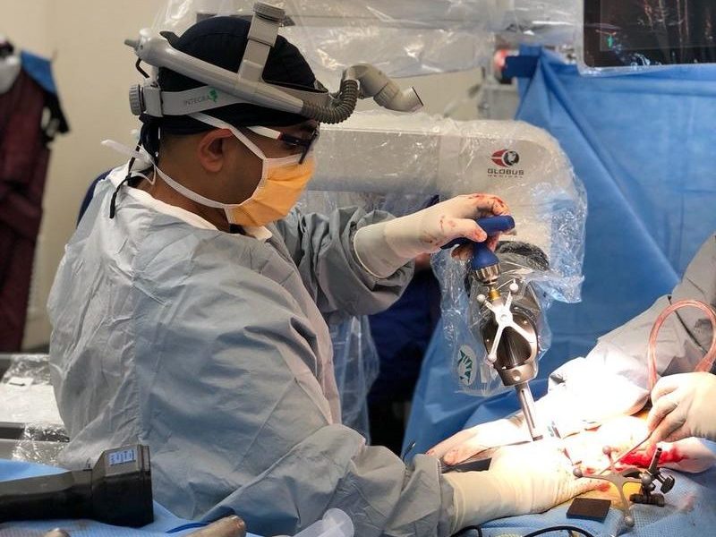 Mr Rez Rahim performing Minimally Invasive Robotic Spine Surgery
